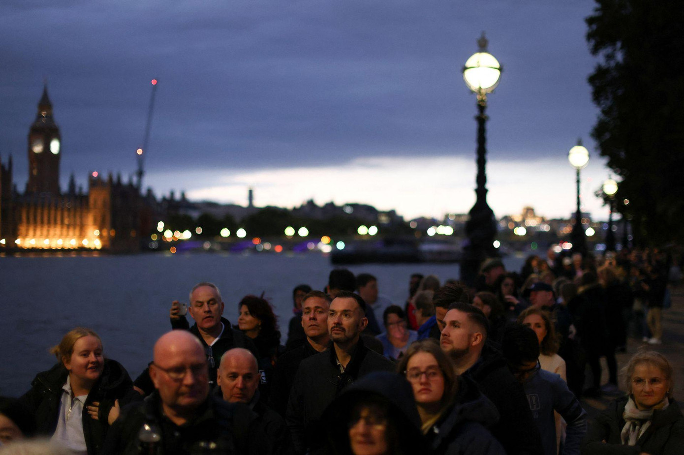 Người dân xếp hàng vào viếng Nữ hoàng trước khi lễ viếng kết thúc. Ảnh: Reuters