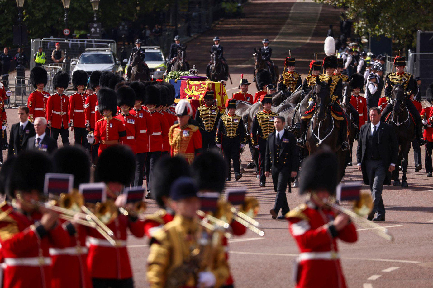 Đi sau cỗ linh xa là Vua Charles và các anh chị em – Công chúa Anne, Hoàng tử Andrew, Hoàng tử Edward. Ảnh: Reuters