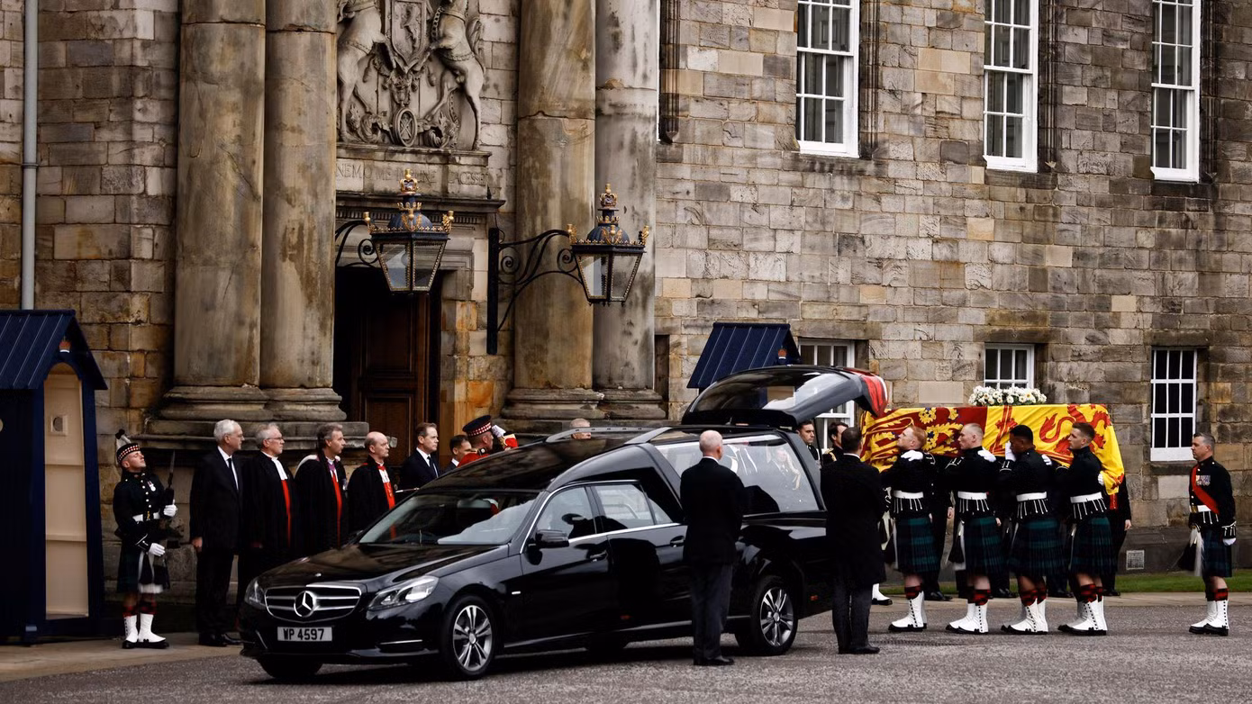 Dự kiến, Vua Charles III sẽ đáp máy bay đến Scotland để cùng các thành viên trong gia đình Hoàng gia tham dự buổi lễ tại Nhà thờ St Giles. Ảnh: Reuters