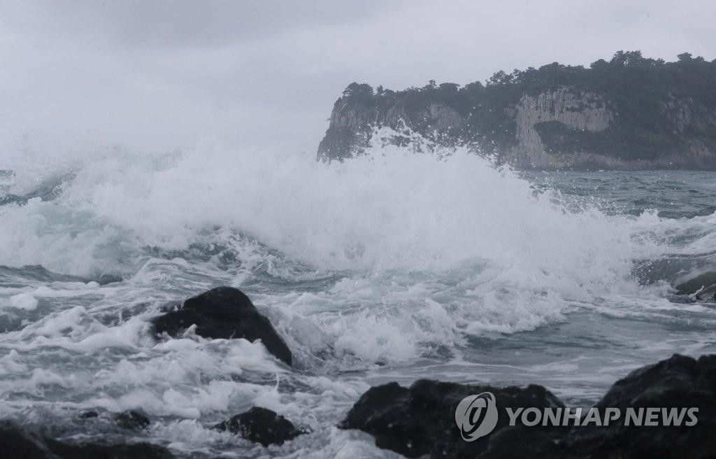 Sóng lớn ở Jeju ngày 3/9. Ảnh: Yonhap Sóng lớn ở Jeju ngày 3/9. Ảnh: Yonhap