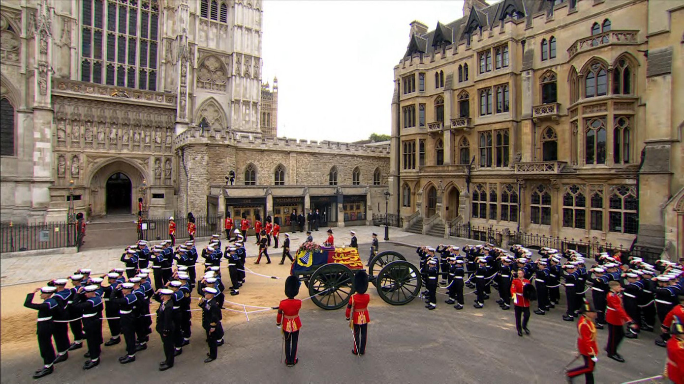 Đoàn rước đến cổng phía Tây Tu viện Westminster và được đưa vào hội trường làm lễ.