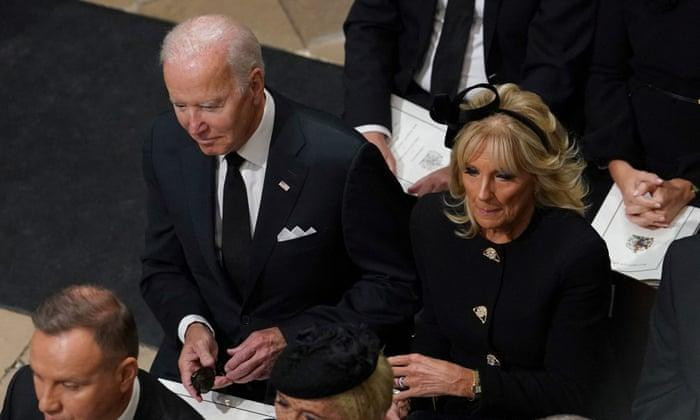 Tổng thống Mỹ Joe Biden và Đệ nhất phu nhân Jill Biden nằm trong gần 500 chức sắc nước ngoài, trong đó có ít nhất 70 lãnh đạo, như Tổng thống Pháp Emmanuel Macron, Tổng thống Brazil Jair Bolsonaro, Tổng thống Đức Frank-Walter Steinmeier, Thủ tướng New Zealand Jacinda Ardern, Thủ tướng Australia Anthony Albanese hay Thủ tướng Canada Justin Trudeau, tham dự tang lễ.