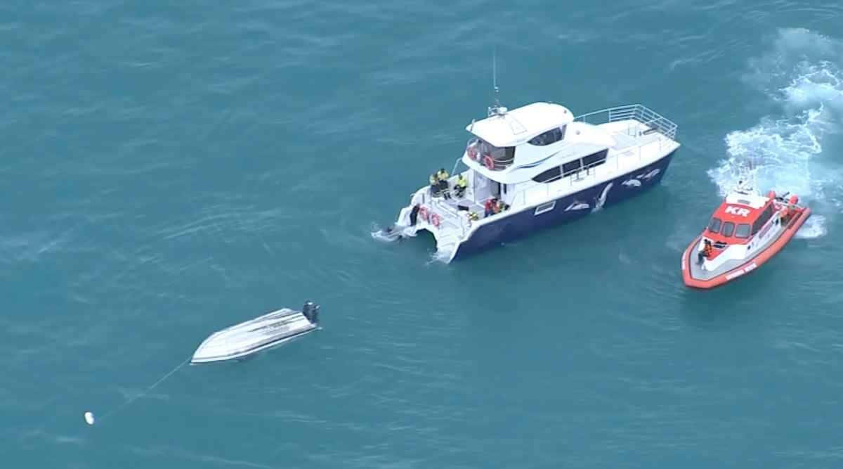 Chiếc thuyền bị lật. Ảnh: AP