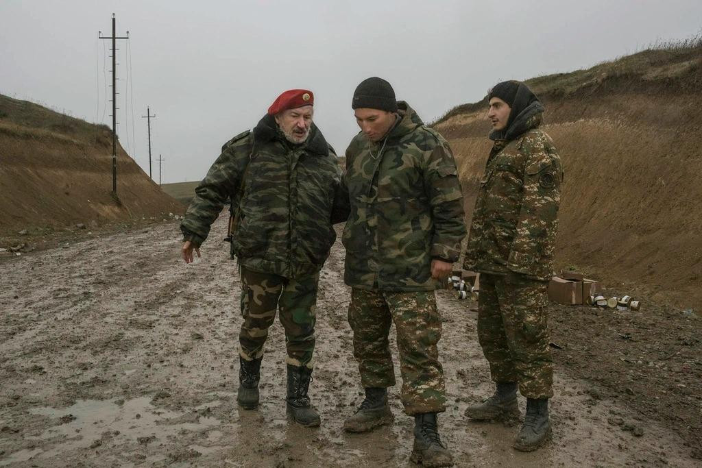 Binh sĩ Armenia tại Nagorno-Karabakh tháng 11/2020. Cuộc chiến giữa hai bên năm 2020 đã khiến hàng nghìn binh sĩ thiệt mạng. Ảnh: New York Times.
