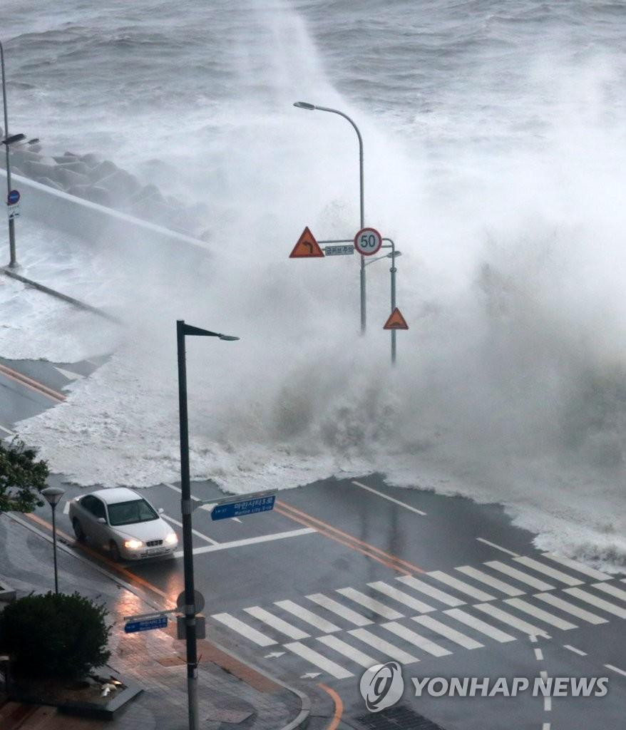 Hinnamnor là một trong những cơn bão mạnh nhất đổ bộ Hàn Quốc trong nhiều thập kỷ. Mưa và gió lớn đã khiến nhiều tuyến đường ở khu vực ven biển rơi vào tình trạng ngập lụt. Ảnh: Yonhap