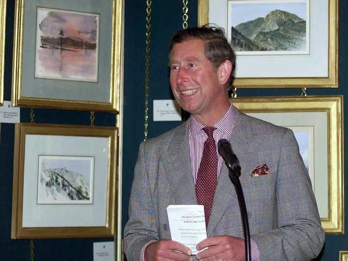 Vua Charles đứng trước các tác phẩm của mình. Ảnh: Getty Images