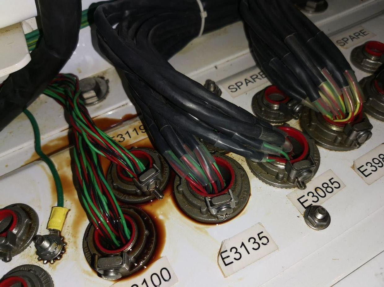 Dầu bị rò rỉ trong động cơ của turbine chính. Ảnh: Gazprom Dầu bị rò rỉ trong động cơ của turbine chính. Ảnh: Gazprom