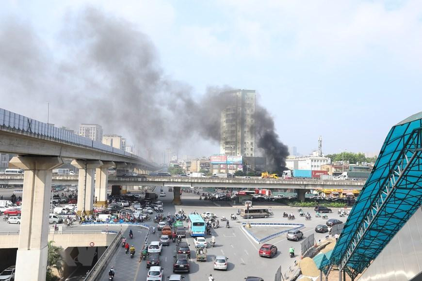 Khoảng hơn 8h ngày 23/9, tại ngã tư phố Khuất Duy Tiến cắt Nguyễn Trãi (Hà Nội) xảy ra một vụ cháy. Lực lượng phòng cháy chữa cháy quận Thanh Xuân đã huy động cán bộ và 4 xe chữa cháy chuyên dụng đến hiện trường, khống chế không để đám cháy lan rộng. Đến 9h, đám cháy đã được dập tắt, không có thương vong về người. (Ảnh: Hoàng Hiếu/TTXVN)