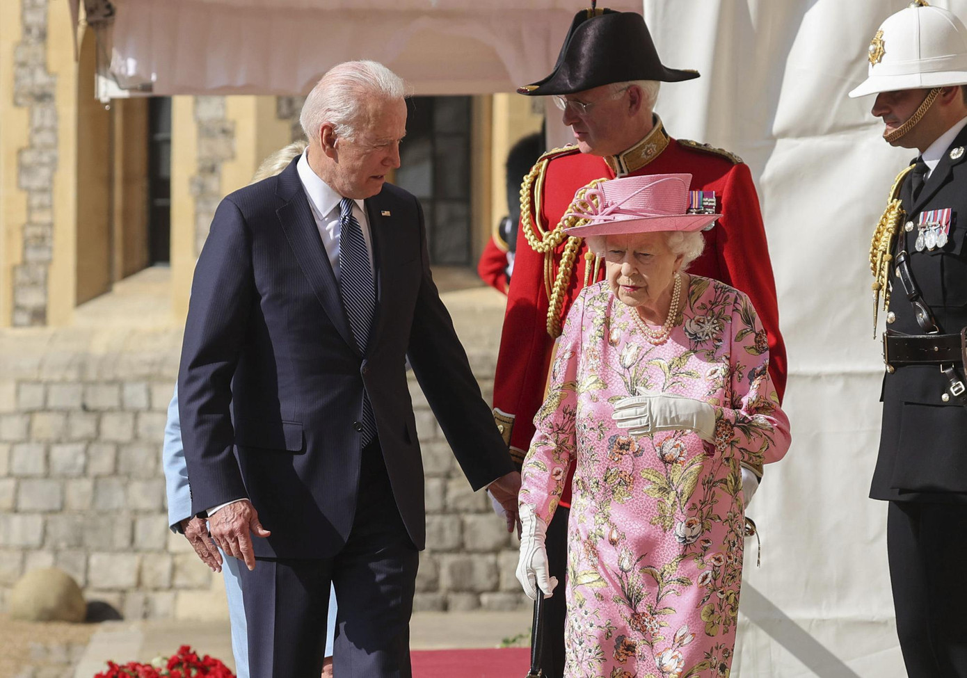 Nữ hoàng Elizabeth II và ông Joe Biden. Ảnh: AP