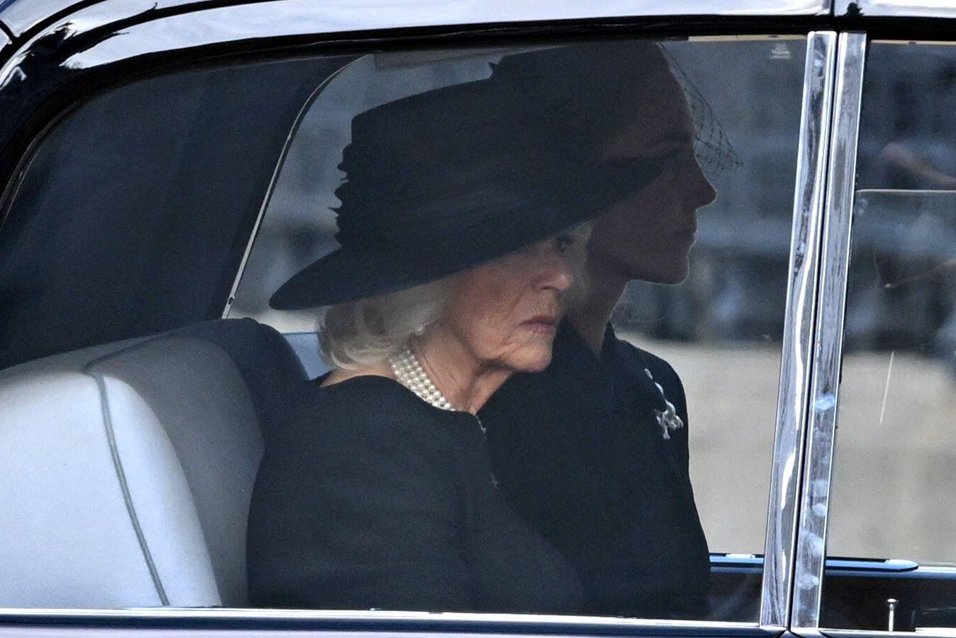 Các thành viên Hoàng gia khác tham gia đoàn rước gồm Vương hậu Camilla, Công nương Kate – vợ Hoàng tử William và Meghan – vợ Hoàng tử Harry. Những người này ngồi trên xe hơi. Ảnh: Reuters