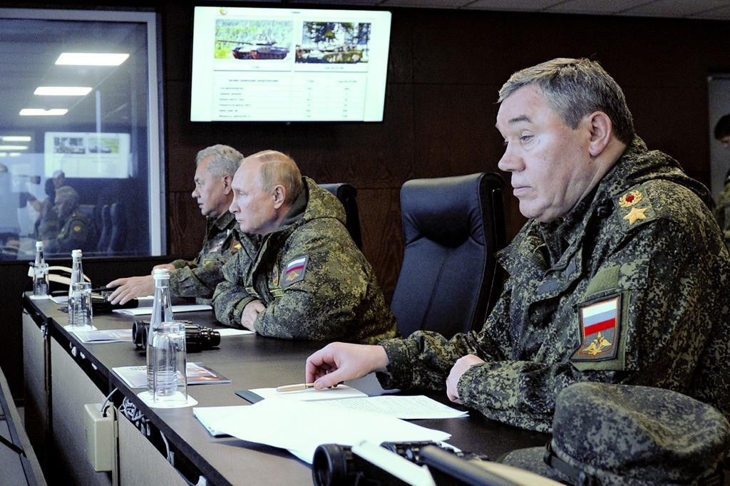 Ông Putin (giữa) cùng ông Shoigu (trong) và ông Gerasimov (ngoài). Ảnh: AP