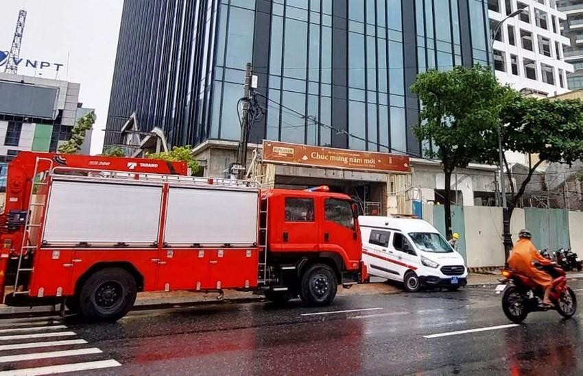 Xe cứu thương đưa nạn nhân đi cấp cứu. Ảnh: H.H