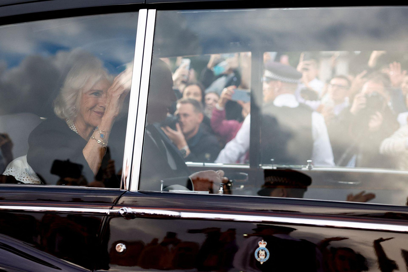 Đám đông chào đón Vua Charles và Hoàng hậu Camilla. Ảnh: Reuters