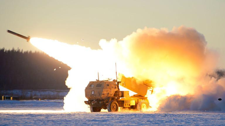 Pháo phản lực phóng loạt cơ động cao HIMARS. Ảnh: Global Look Press