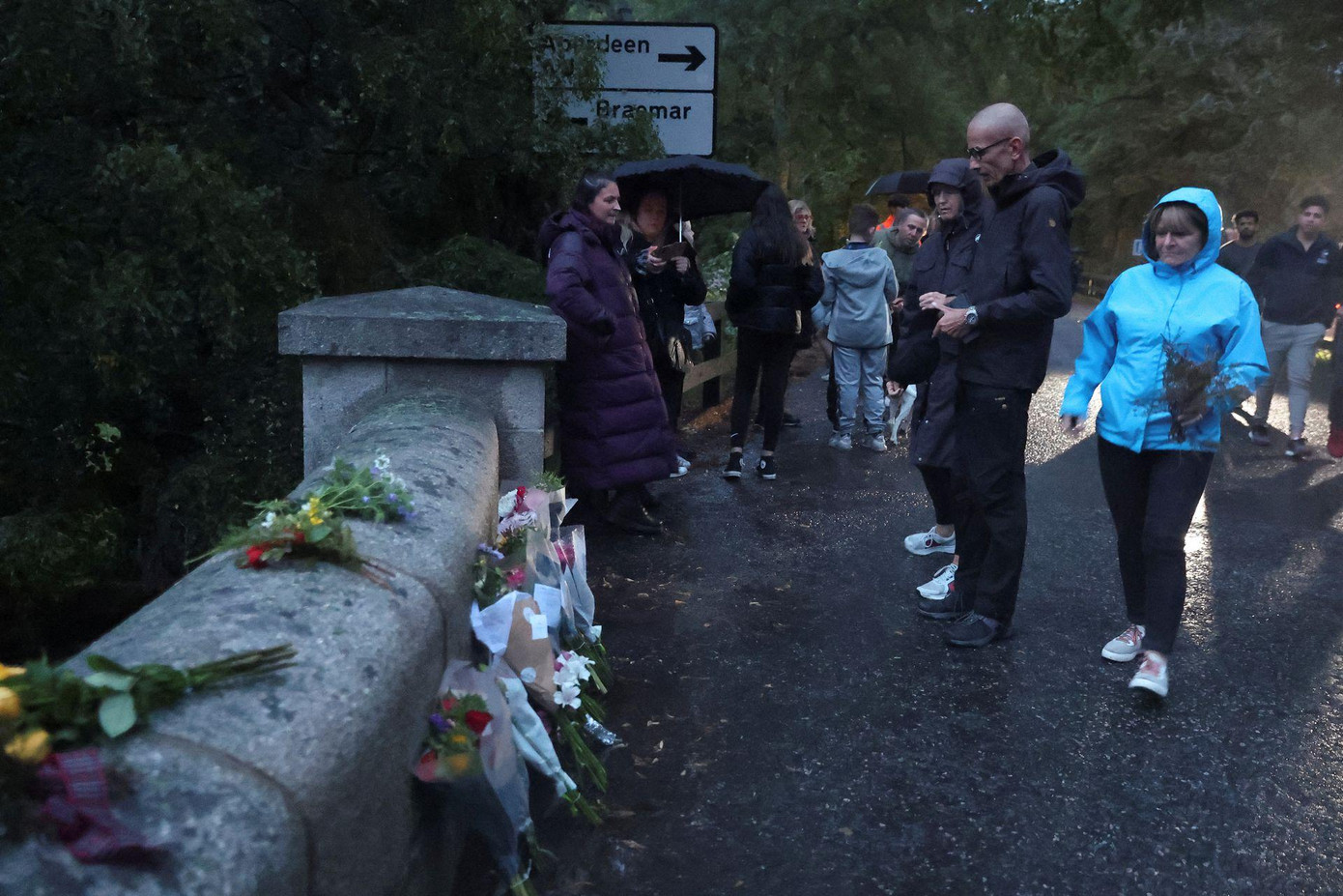 Người dân đặt hoa bên ngoài Lâu đài Balmoral (Scotland), nơi Nữ hoàng trút hơi thở cuối cùng. Ảnh: Reuters Người dân đặt hoa bên ngoài Lâu đài Balmoral (Scotland), nơi Nữ hoàng trút hơi thở cuối cùng. Ảnh: Reuters
