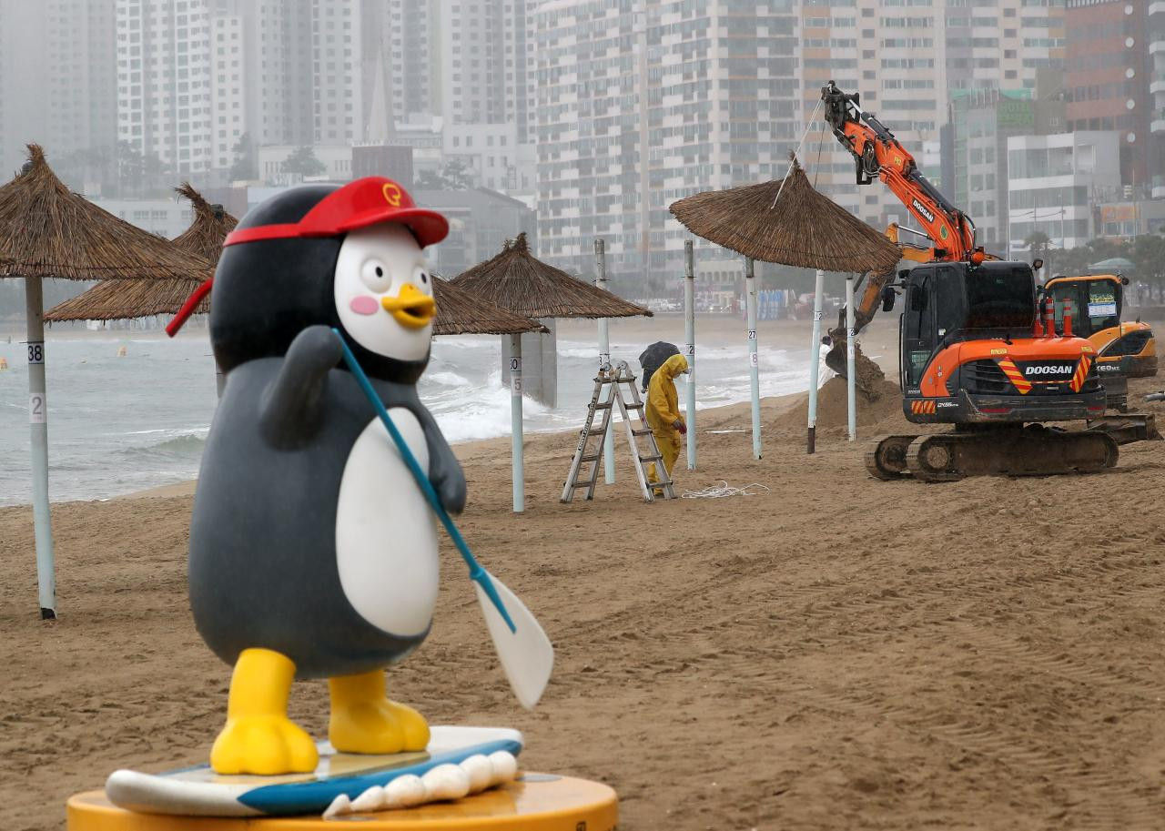 Những chiếc dù che tại bãi biển Gwangalli ở thành phố cảng Busan được dỡ bỏ. Ảnh: Yonhap Những chiếc dù che tại bãi biển Gwangalli ở thành phố cảng Busan được dỡ bỏ. Ảnh: Yonhap