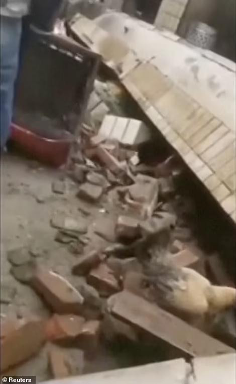 Nhiều công trình bị hư hại do trận động đất. Ảnh: Reuters