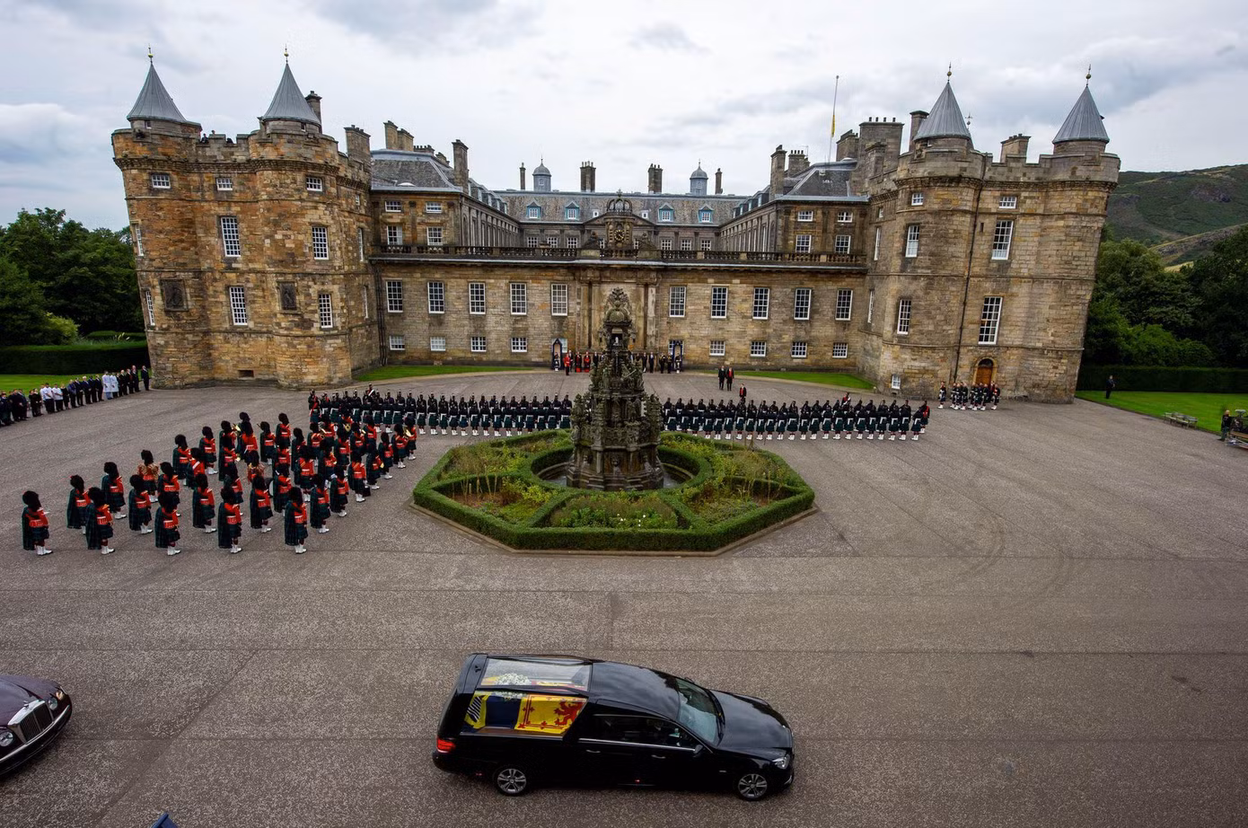 Thi hài Nữ hoàng Elizabeth II sẽ lưu lại Cung điện Holyrood House trong một ngày, sau đó sẽ được chuyển đến Nhà thờ St Giles của thành phố để làm lễ. Ảnh: Reuters