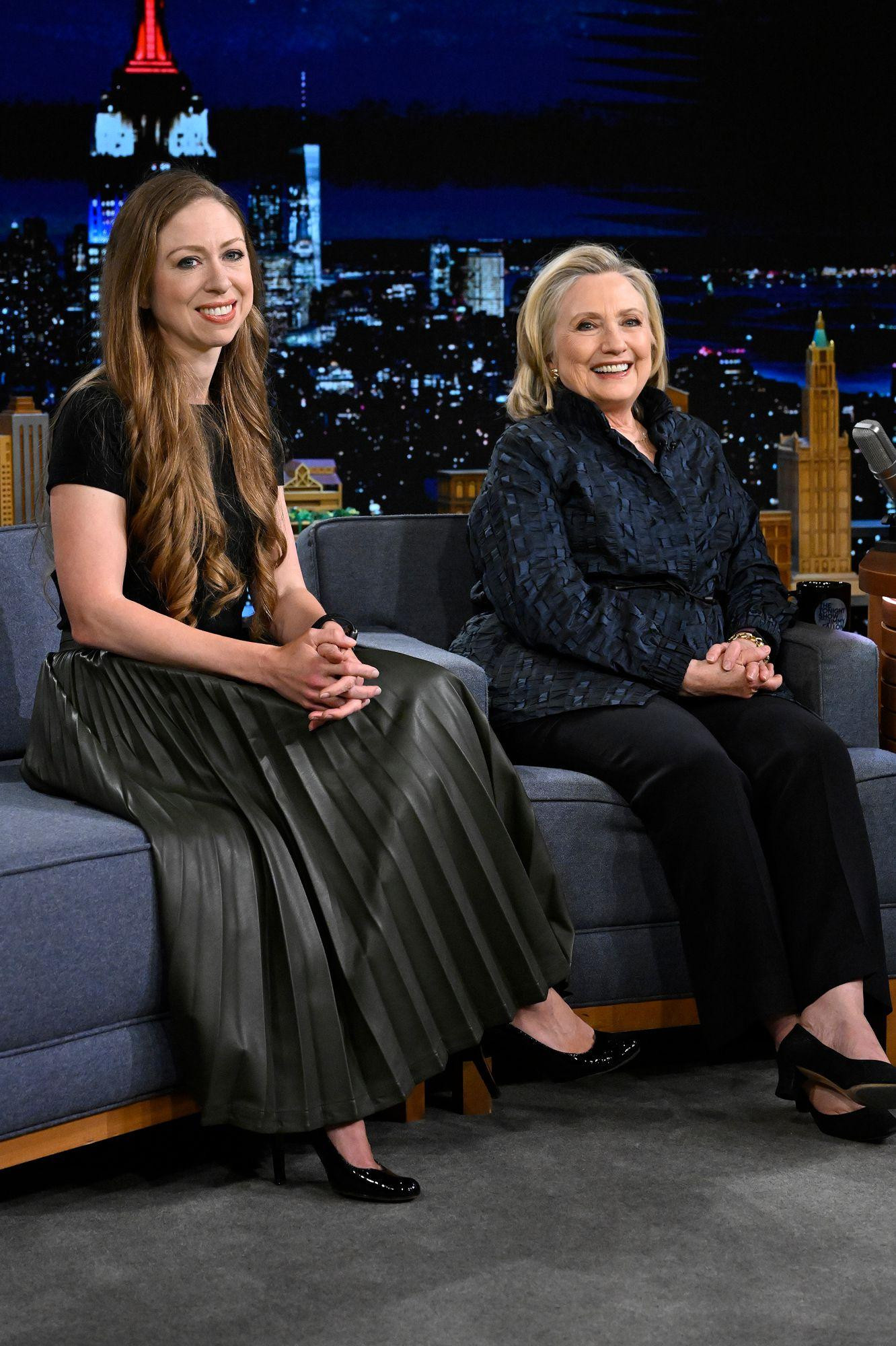Bà Hillary Clinton (74 tuổi) và con gái Chelsea (42 tuổi) xuất hiện trên chương trình Tonight Show. Ảnh: Getty