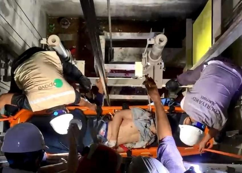 Mọi người tìm cách đưa nạn nhân dưới tầng hầm lên trên. Ảnh: H.H