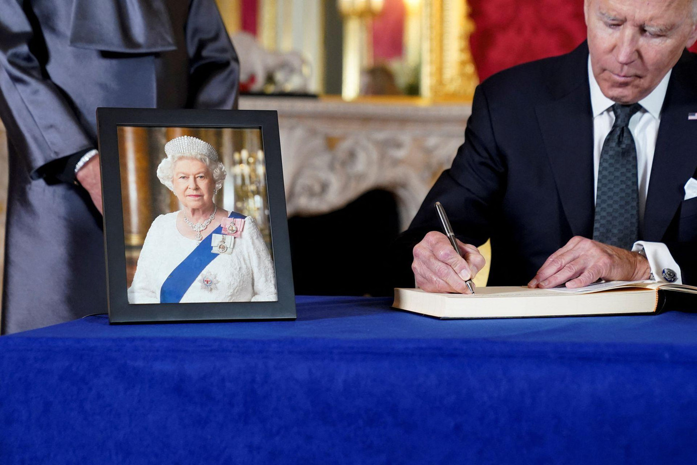 Tổng thống Joe Biden ghi sổ tang tưởng nhớ Nữ hoàng Elizabeth hôm 18/9 tại London (Anh). Ảnh: Reuters