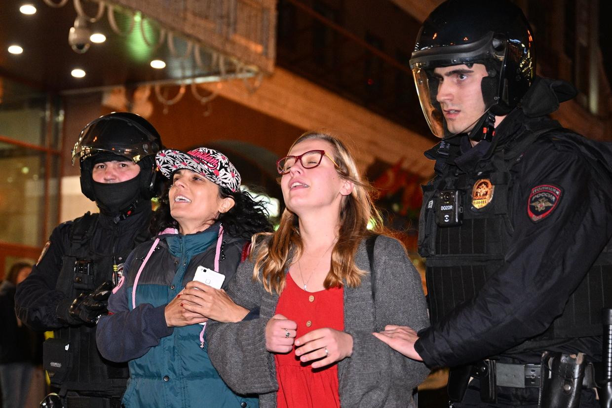 Cảnh sát bắt giữ người tham gia biểu tình trái phép ở Mátxcơva. Ảnh: Sputnik Cảnh sát bắt giữ người tham gia biểu tình trái phép ở Mátxcơva. Ảnh: Sputnik