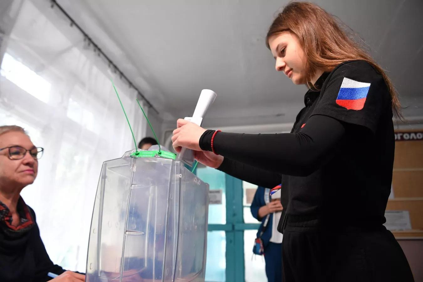 Một cô gái đi bỏ phiếu ở Melitopol (Zaporozhye). Ảnh: Sputnik