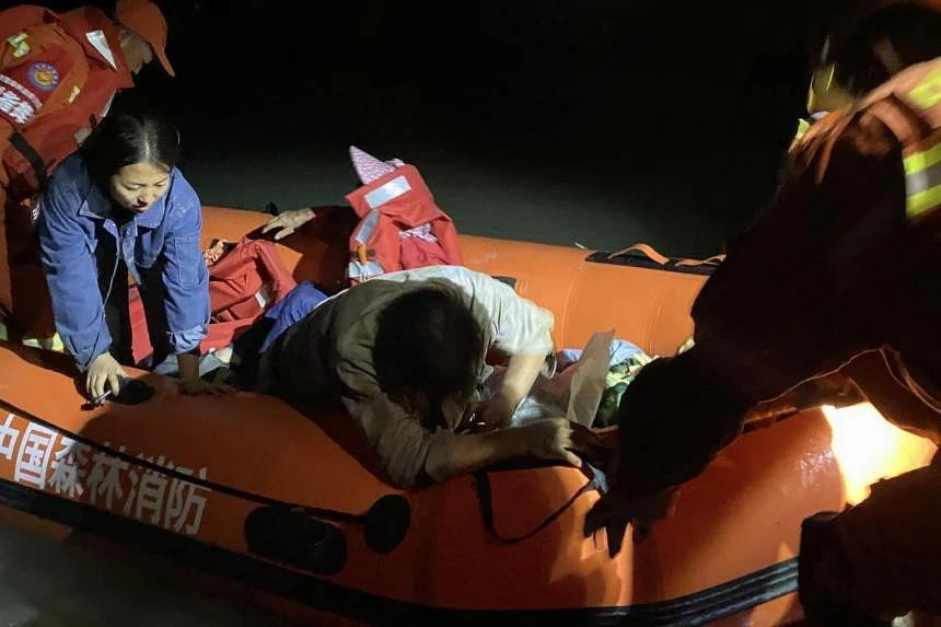 Vào lúc 2h sáng nay, hơn 1.900 sĩ quan, cảnh sát vũ trang và binh sĩ của Bộ Tư lệnh Quân khu miền Tây đã được điều động đến Lô Định để tham gia tìm kiếm người mất tích, vận chuyển người bị thương và dọn dẹp đường xá. Ảnh: Xinhua