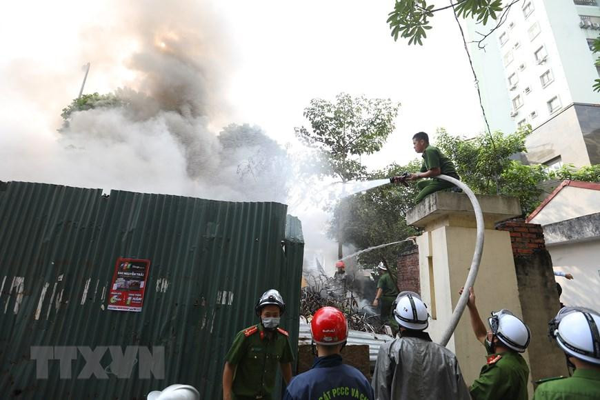 Lực lượng chức năng nỗ lực dập tắt đám cháy. (Ảnh: Hoàng Hiếu/TTXVN)