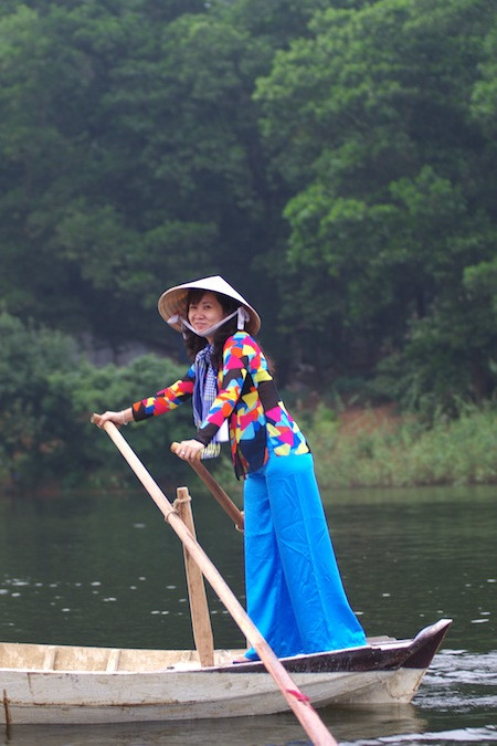 Và tất nhiên, đến chợ nổi, không ai có thể quên được hình ảnh những cô lái đò duyên dáng, đáng yêu, đặc trưng của miền Tây Nam Bộ