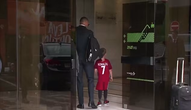 Lên đường đến World Cup, Ronaldo khiến CĐV nhí mừng rơi nước mắt ảnh 3