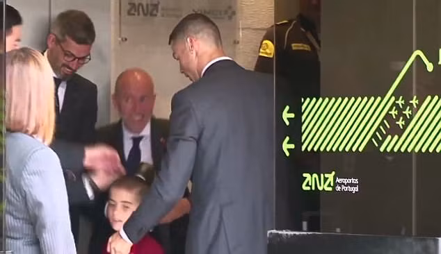 Lên đường đến World Cup, Ronaldo khiến CĐV nhí mừng rơi nước mắt ảnh 4