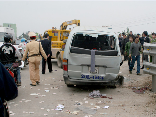 Chiếc xe bị nạn đã được lực lượng cứu hộ kéo đi khỏi hiện trường sau ít phút