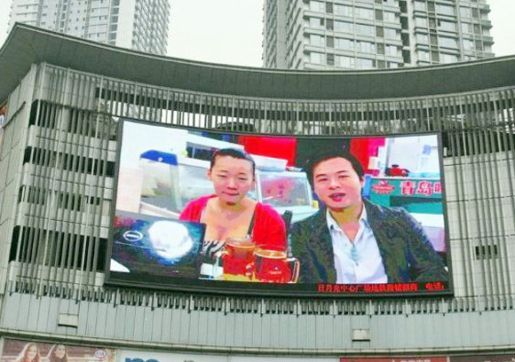 Những người bạn của anh xuất hiện trên màn hình lớn thuyết phục cô gái đồng ý