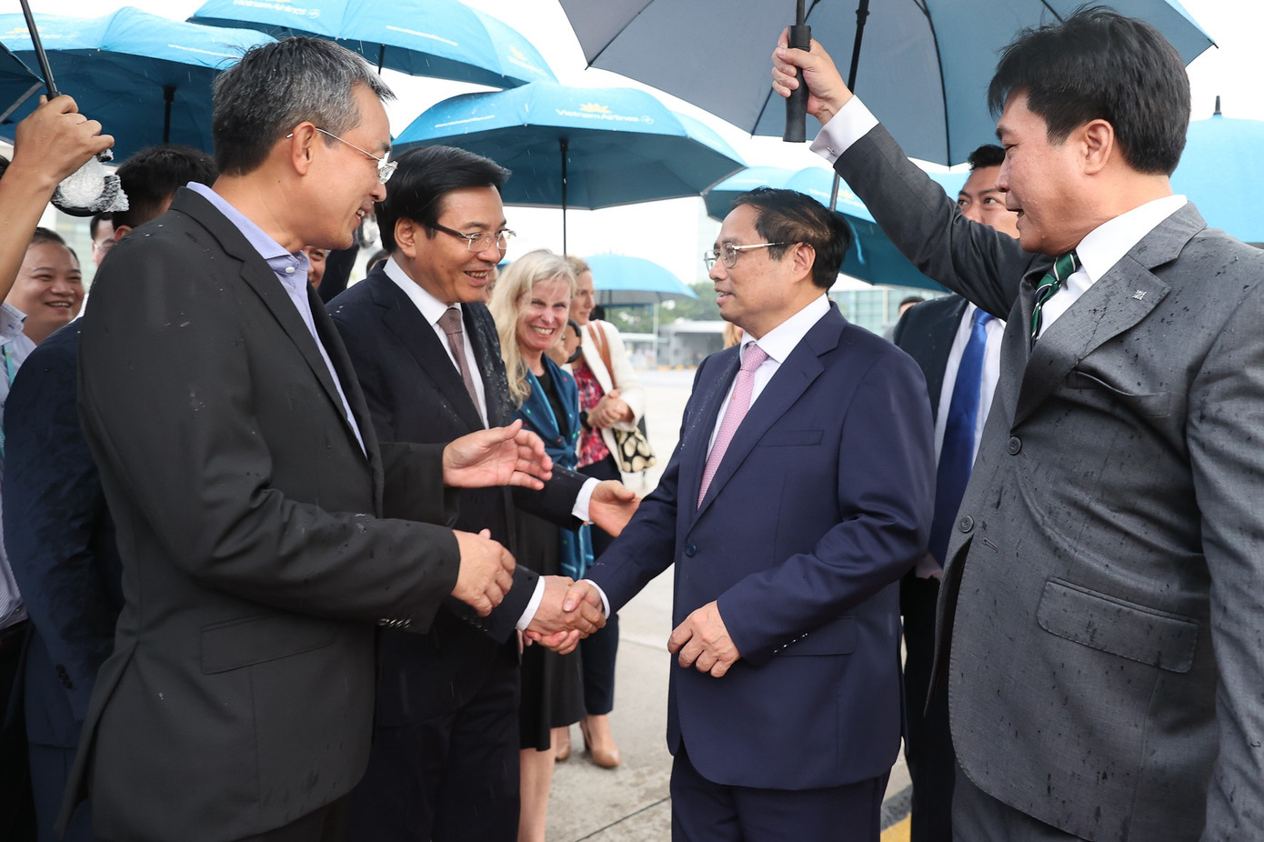 Bộ trưởng, Chủ nhiệm Văn phòng Chính phủ Trần Văn Sơn tiễn Thủ tướng Phạm Minh Chính lên đường dự Phiên thảo luận chung cấp cao Khóa 78 Đại hội đồng Liên Hợp Quốc.