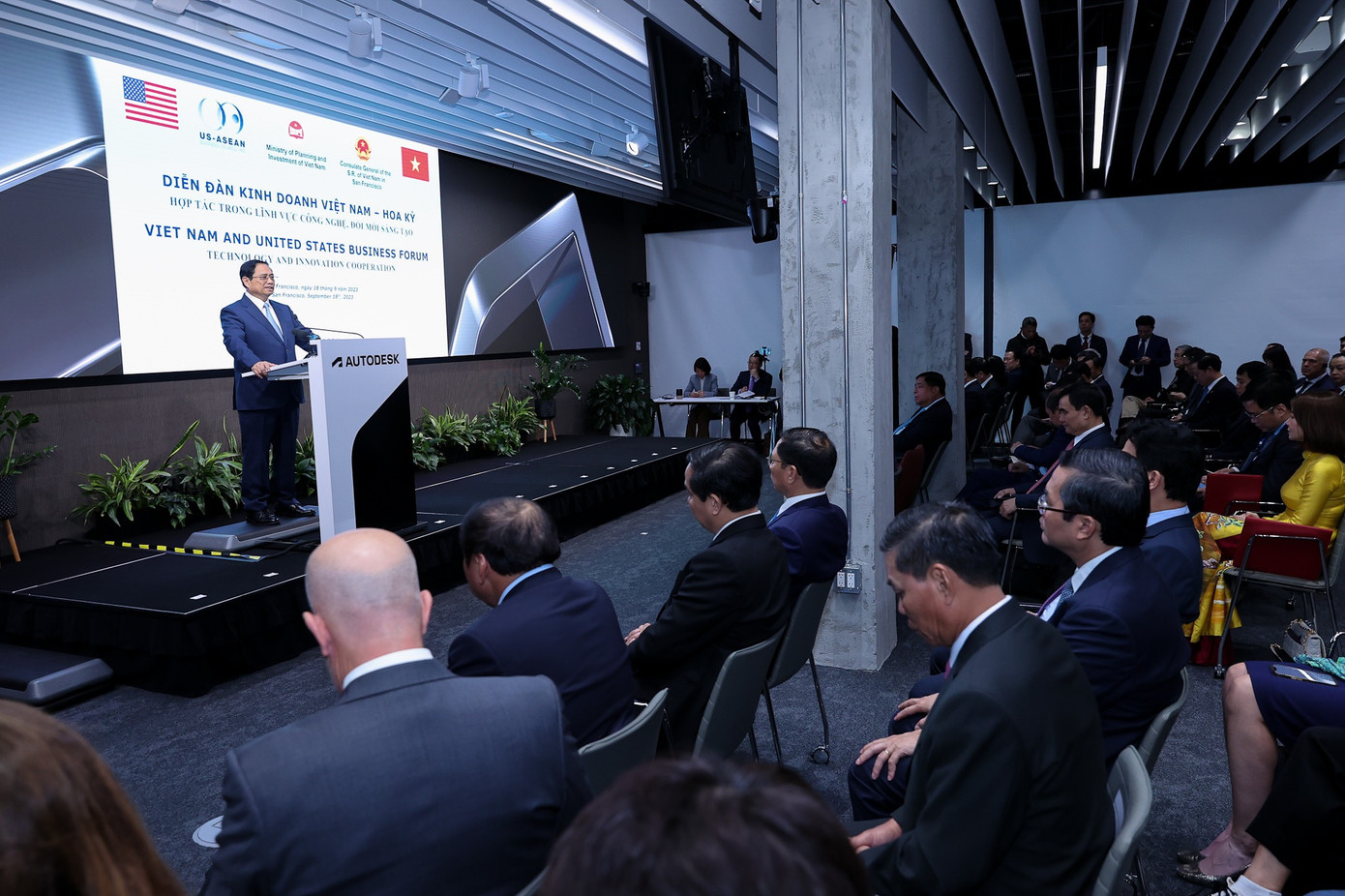 Hội trường Diễn đàn không còn một chỗ trống, nhiều đại biểu phải đứng Hội trường Diễn đàn không còn một chỗ trống, nhiều đại biểu phải đứng