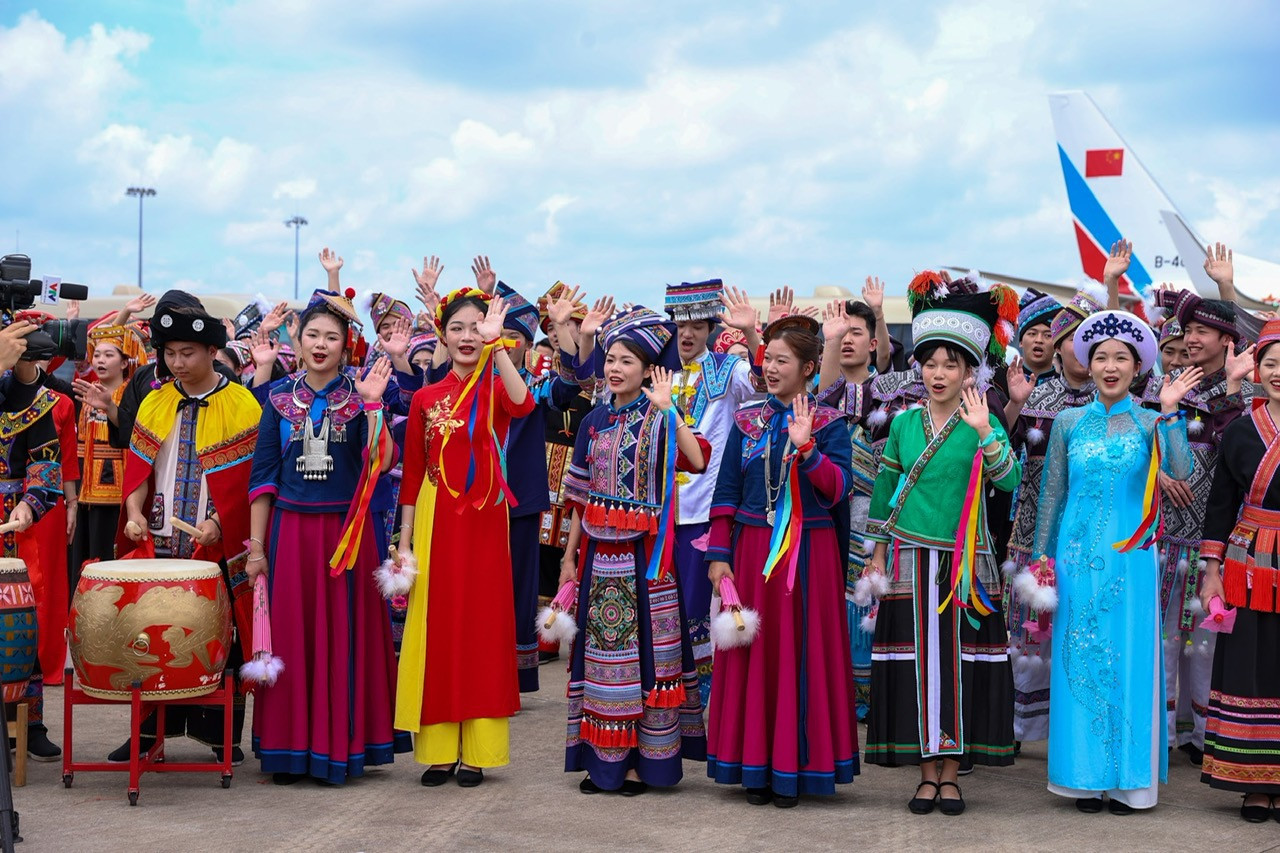 Thanh niên Trung Quốc trong trang phục truyền thống ra sân bay tiễn Thủ tướng và đoàn đại biểu Việt Nam