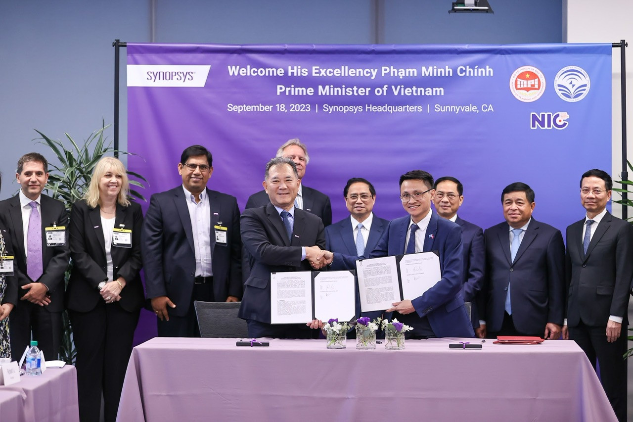 Thủ tướng Phạm Minh Chính chứng kiến lễ ký Biên bản ghi nhớ giữa Cục Công nghiệp công nghệ thông tin và truyền thông (Bộ TT&TT) và Synopsys hỗ trợ phát triển ngành công nghiệp vi mạch bán dẫn Việt Nam Thủ tướng Phạm Minh Chính chứng kiến lễ ký Biên bản ghi nhớ giữa Cục Công nghiệp công nghệ thông tin và truyền thông (Bộ TT&TT) và Synopsys hỗ trợ phát triển ngành công nghiệp vi mạch bán dẫn Việt Nam