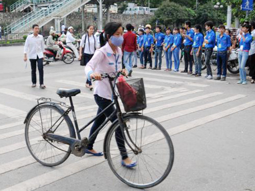 Nhiều em phải tự mình đi xe đạp, hoặc thuê xe ôm tới địa điểm thi. Ảnh: Tuấn Nguyễn