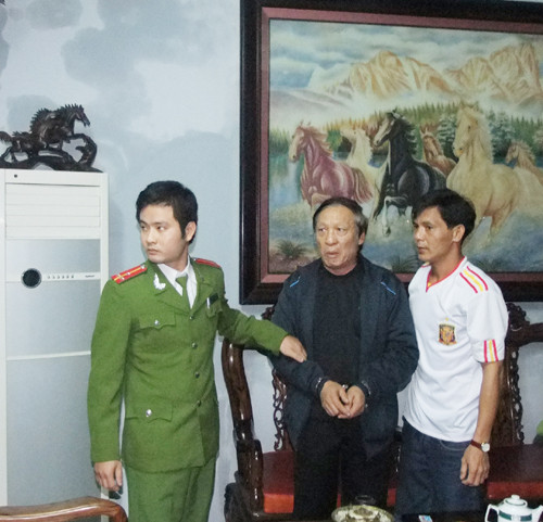 Cơ quan công an thực hiện lệnh bắt Hùng. Ảnh: Công an Thanh Hóa cung cấp. Cơ quan công an thực hiện lệnh bắt Hùng. Ảnh: Công an Thanh Hóa cung cấp