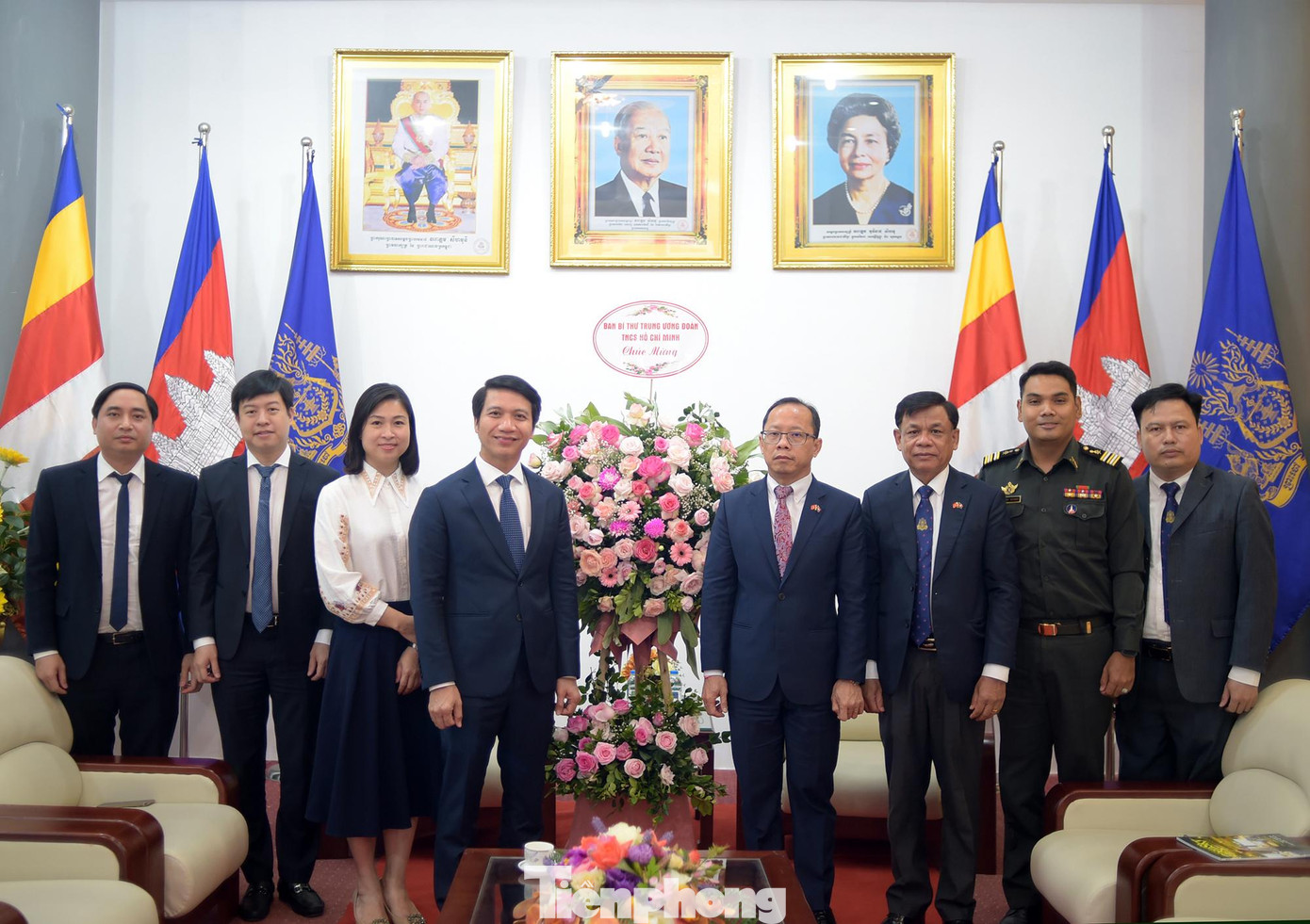 Anh Nguyễn Ngọc Lương tặng hoa chúc mừng Đại sứ quán Campuchia tại Việt Nam dịp kỷ niệm 55 năm Ngày thiết lập quan hệ ngoại giao Việt Nam - Campuchia. Ảnh: Xuân Tùng