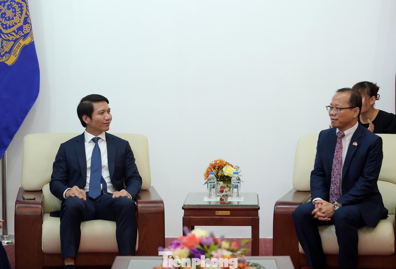 Anh Nguyễn Ngọc Lương và ông Chay Navuth trao đổi tại buổi gặp gỡ. Ảnh: Xuân Tùng