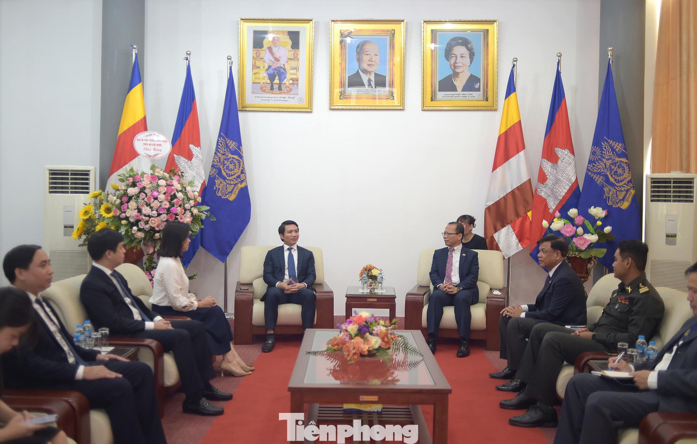 Đoàn công tác T.Ư Đoàn, T.Ư Hội thăm, chúc mừng Đại sứ quán Campuchia tại Việt Nam. Ảnh: Xuân Tùng