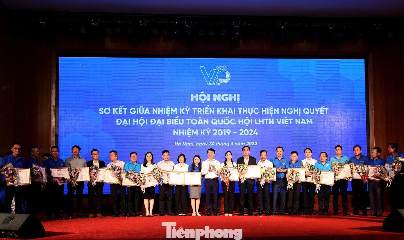 T.Ư Hội khen thưởng các tập thể có thành tích trong công tác Hội và phong trào thanh niên giai đoạn 2019 - 2022. Ảnh: Lâm Đăng Hải T.Ư Hội khen thưởng các tập thể có thành tích trong công tác Hội và phong trào thanh niên giai đoạn 2019 - 2022. Ảnh: Lâm Đăng Hải