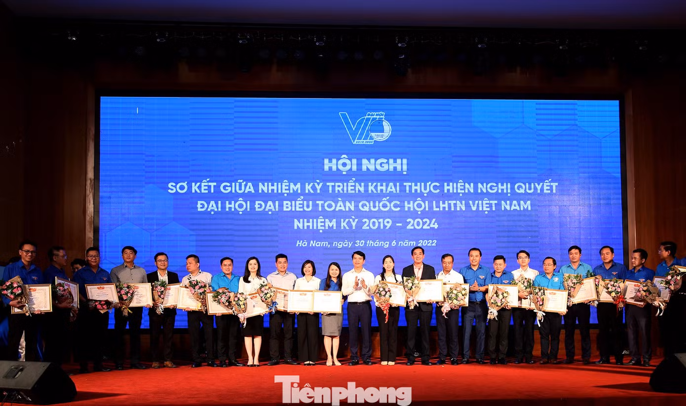 T.Ư Hội khen thưởng các tập thể có thành tích trong công tác Hội và phong trào thanh niên giai đoạn 2019 - 2022. Ảnh: Lâm Đăng Hải T.Ư Hội khen thưởng các tập thể có thành tích trong công tác Hội và phong trào thanh niên giai đoạn 2019 - 2022. Ảnh: Lâm Đăng Hải
