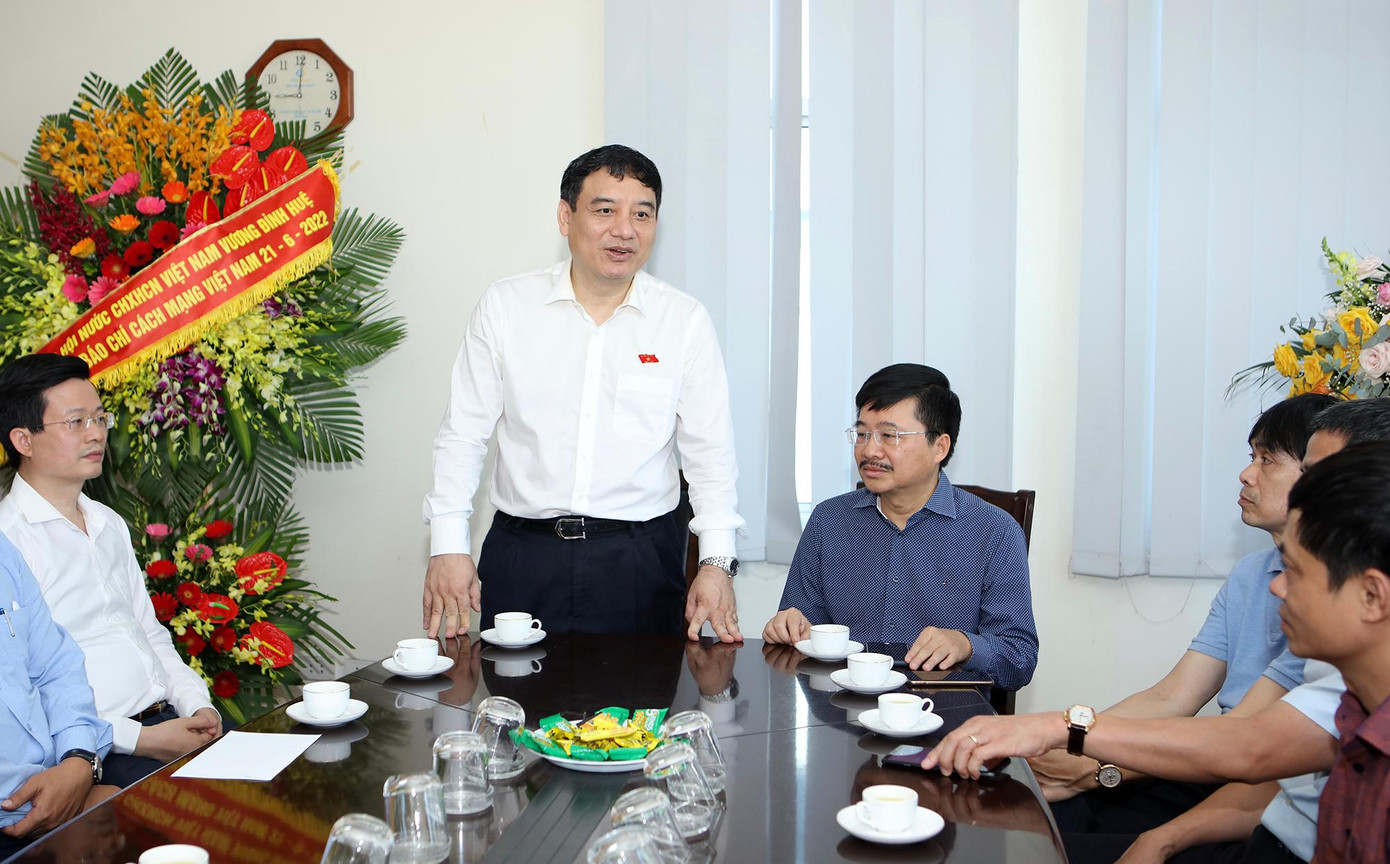 Ông Nguyễn Đắc Vinh mong muốn báo Tiền Phong tiếp tục chuyển tải thông tin kịp thời, chính xác, toàn diện về các nội dung bàn thảo, hoạt động của Quốc hội. Ảnh: Như Ý Ông Nguyễn Đắc Vinh mong muốn báo Tiền Phong tiếp tục chuyển tải thông tin kịp thời, chính xác, toàn diện về các nội dung bàn thảo, hoạt động của Quốc hội. Ảnh: Như Ý