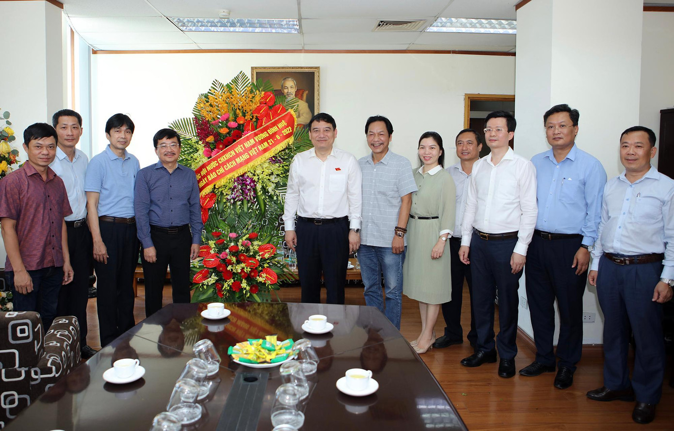 Thay mặt Chủ tịch Quốc hội, ông Nguyễn Đắc Vinh tặng lẵng hoa chúc mừng báo Tiền Phong dịp kỷ niệm Ngày Báo chí cách mạng Việt Nam. Ảnh: Như Ý Thay mặt Chủ tịch Quốc hội, ông Nguyễn Đắc Vinh tặng lẵng hoa chúc mừng báo Tiền Phong dịp kỷ niệm Ngày Báo chí cách mạng Việt Nam. Ảnh: Như Ý