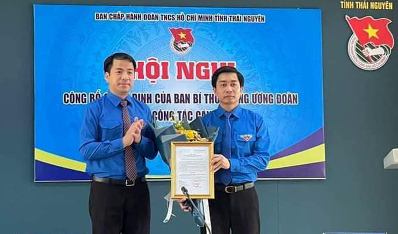Bí thư T.Ư Đoàn Ngô Văn Cương trao quyết định công nhận anh Đoàn Quang Duy làm Bí thư Tỉnh Đoàn Thái Nguyên