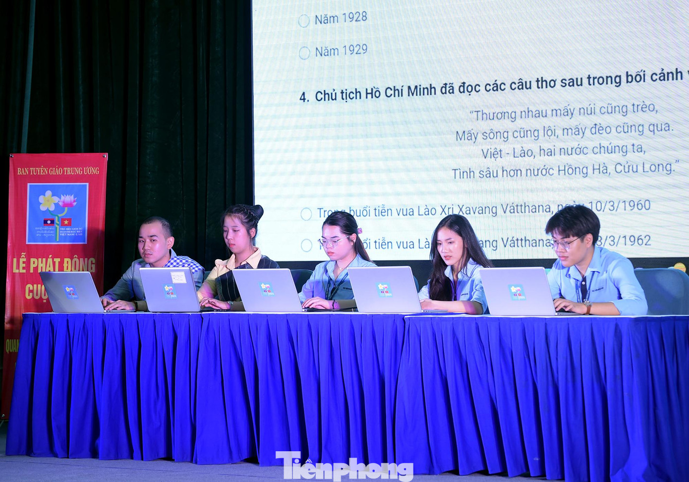 Các sinh viên tham gia thi trắc nghiệm trực tuyến trên hệ thống cuộc thi. Ảnh: Xuân Tùng Các sinh viên tham gia thi trắc nghiệm trực tuyến trên hệ thống cuộc thi. Ảnh: Xuân Tùng