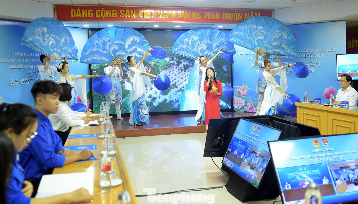 Tiết mục văn nghệ mở đầu chương trình gặp gỡ hữu nghị thanh niên Việt Nam - Trung Quốc năm 2022. Ảnh: Xuân Tùng